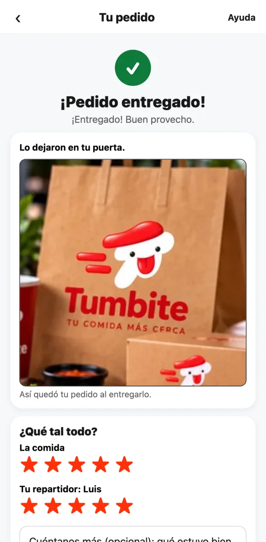 Pedido entregado con la calificación de la comida y del repartidor con estrellas.