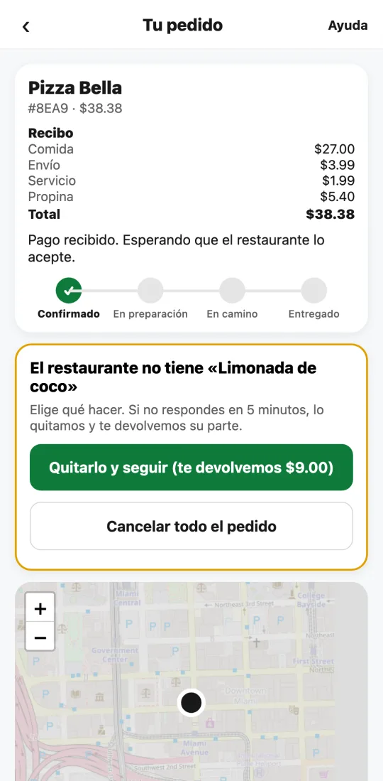 Pedido en la app del cliente con el aviso «El restaurante no tiene Limonada de coco» y los botones «Quitarlo y seguir (te devolvemos $…)» y «Cancelar todo el pedido».