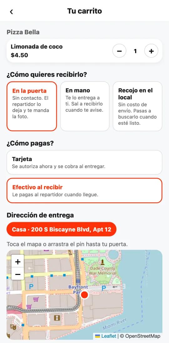 Carrito con la pregunta «¿Cómo pagas?» y la opción «Efectivo al recibir» elegida; el botón dice «Pedir y pagar al recibir».