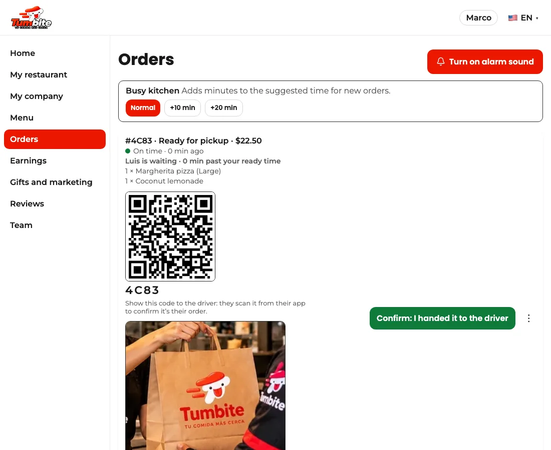 Restaurant panel with the ready order: the QR code, the number, the driver’s photo and the green confirm button.